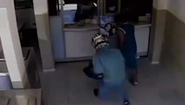 Video: Bystander accidentally helps robber