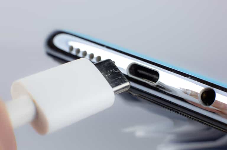 EU Parliament approves new “common charger” rules for mobile phones and laptops