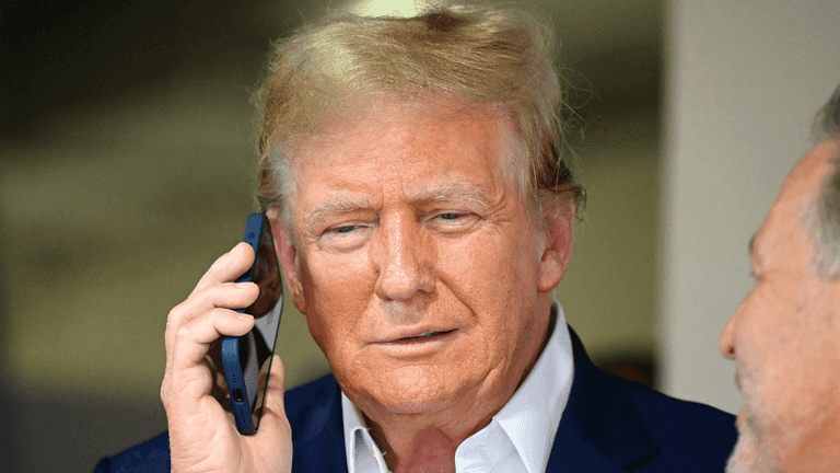 Donald Trump brutally mocked after camera catches photo on his lock screen