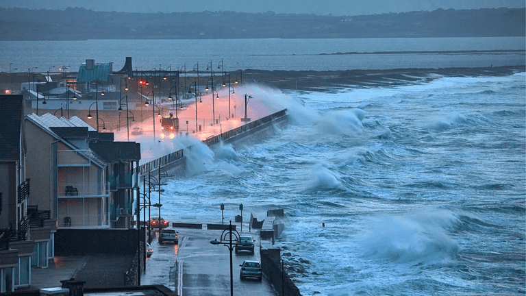 ‘Stormy, damaging’ weather possible over Easter weekend as all of Ireland hit with advisory