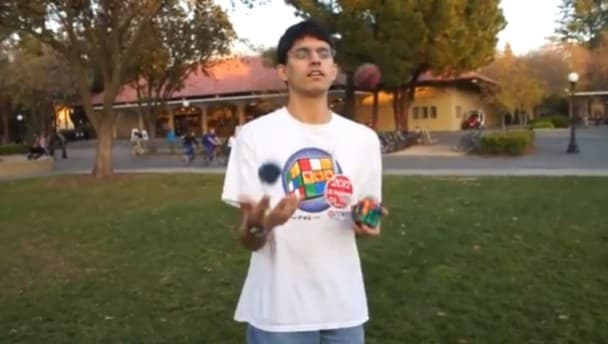 Video: Watch this guy solve a Rubik’s Cube while he juggles it
