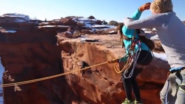 Video: Man pushes girlfriend over the edge – a 400 foot edge