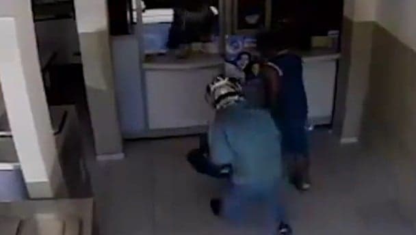 Video: Bystander accidentally helps robber