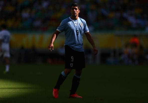 Video: Luis Suarez won a penalty for Uruguay last night with a pretty appalling dive