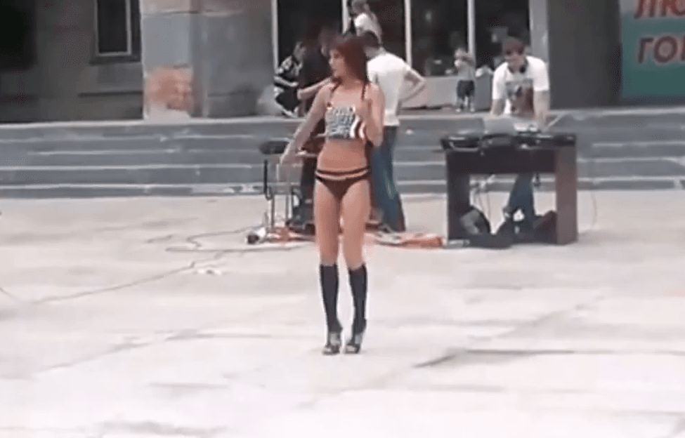 Video: Russian street performer interrupted by unlikely dance-off opponent