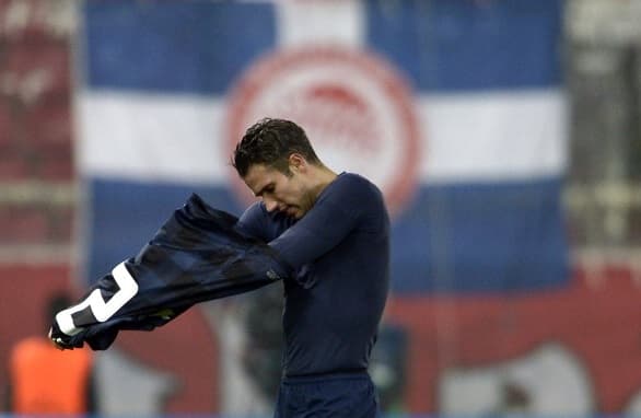 Robin van Persie had a cut off some of his Man United teammates after last night’s defeat