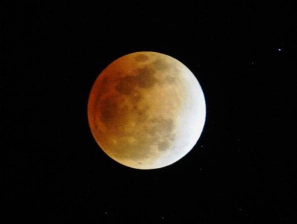 Pic: An amazing shot of the moon taken in Salthill in the early hours of this morning