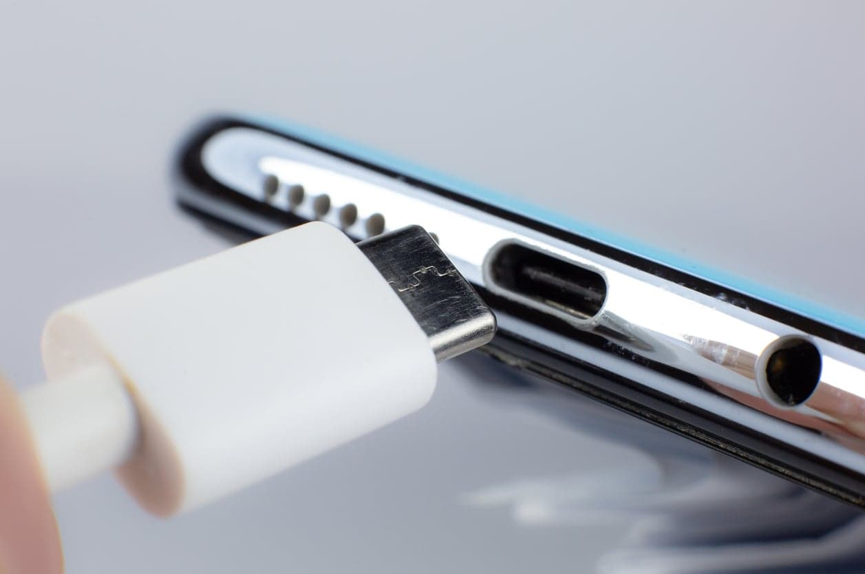 EU Parliament approves new “common charger” rules for mobile phones and laptops