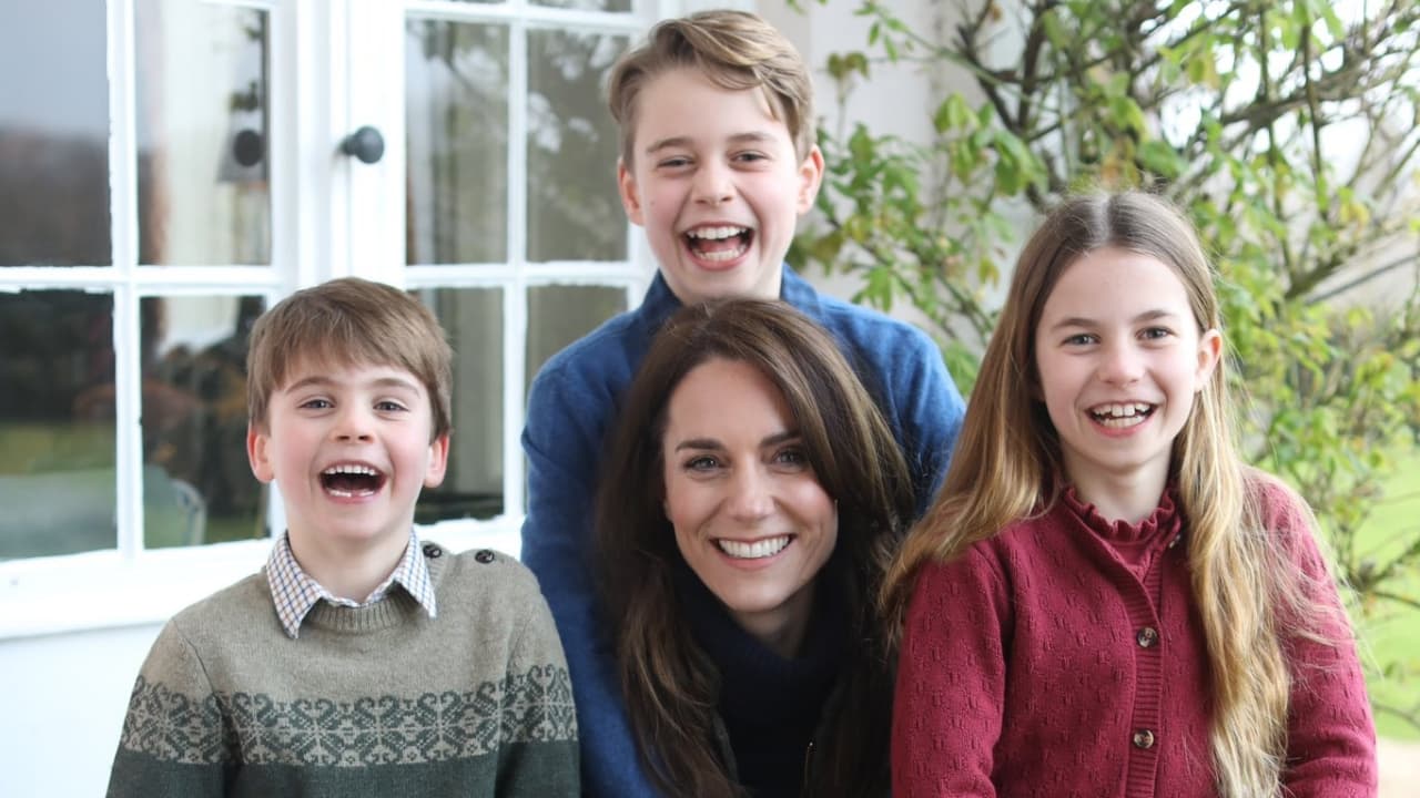 Kate Middleton has apologised for her Mother’s Day photo