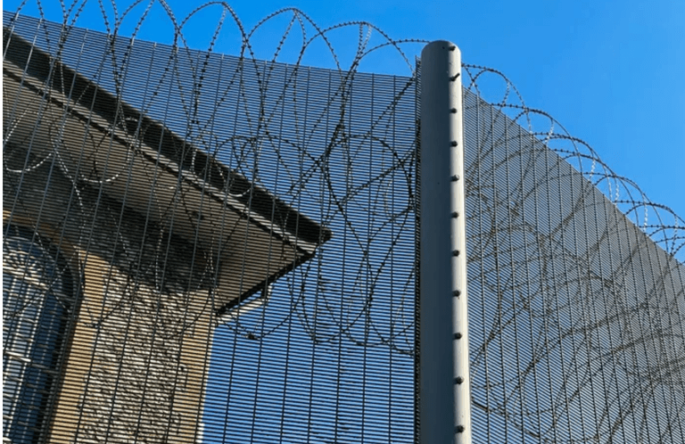 Manhunt underway for prisoner who escaped custody from Dublin hospital