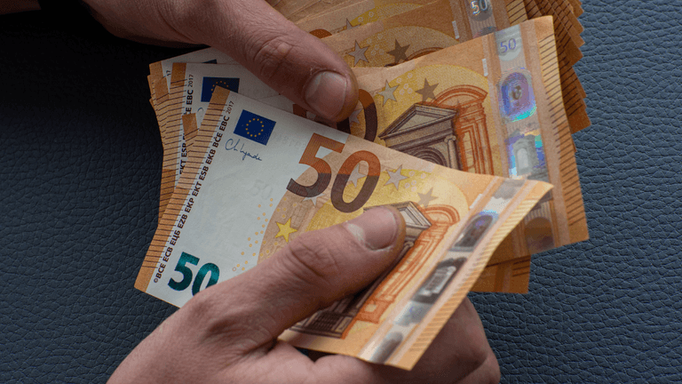 25-year-old men typically earn €50 more per week than women in Ireland, report finds