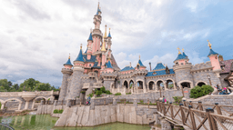 Parents rushing to swipe up incredible Disneyland Paris offer with 43% off