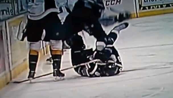 Video: Ice hockey player gets hit with a stick and then with a skate in the face Video: Ice hockey player gets hit with a stick and then with a skate in the face