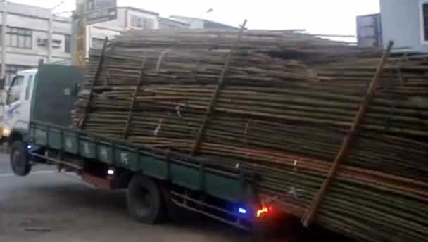 And THAT, ladies and gentlemen, is how you unload a truck And THAT, ladies and gentlemen, is how you unload a truck