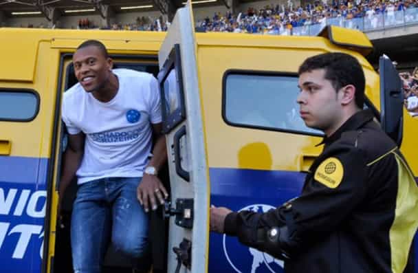 Video: Julio Baptista presented to the fans – from armoured car Video: Julio Baptista presented to the fans – from armoured car