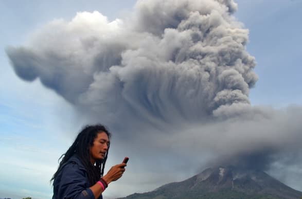 Amazing image of a volcanic eruption at Mount Sinabung in Indonesia Amazing image of a volcanic eruption at Mount Sinabung in Indonesia