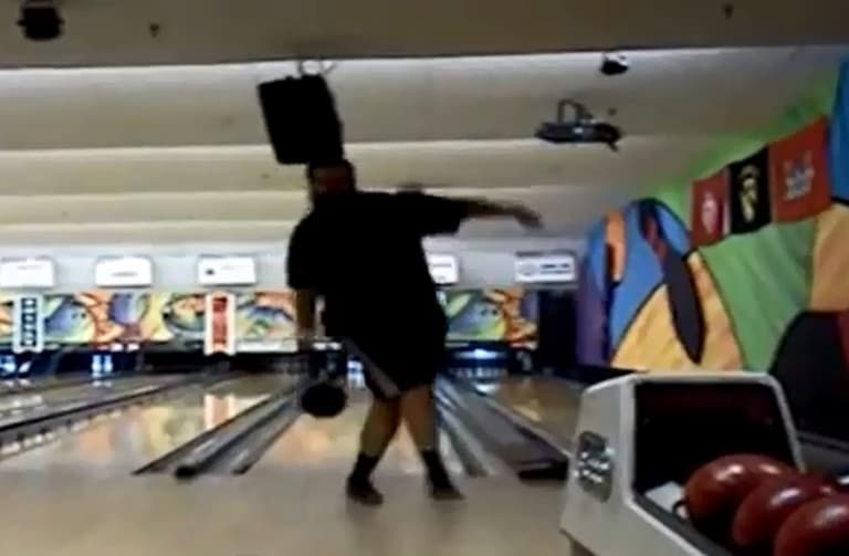 Video: Man sets world record for ten-pin backwards bowling with amazing score of 280 Video: Man sets world record for ten-pin backwards bowling with amazing score of 280