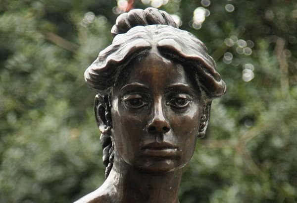 Pic: The graffiti that was on the statue of Molly Malone’s cleavage has been cleaned Pic: The graffiti that was on the statue of Molly Malone’s cleavage has been cleaned