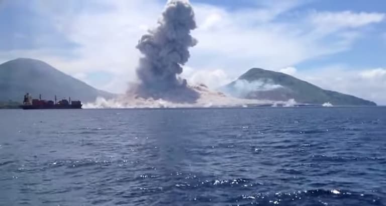 Video: Holidaymaker captures the moment a volcano erupts in Papua New Guinea Video: Holidaymaker captures the moment a volcano erupts in Papua New Guinea