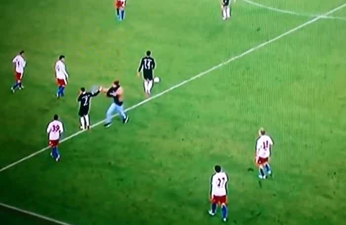 Video: A pitch invader hit Franck Ribery with a scarf last night… and flipped him the bird afterwards Video: A pitch invader hit Franck Ribery with a scarf last night… and flipped him the bird afterwards