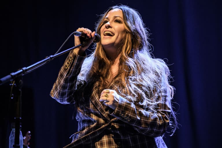 Alanis Morissette criticises “salacious” new documentary about her Alanis Morissette criticises “salacious” new documentary about her
