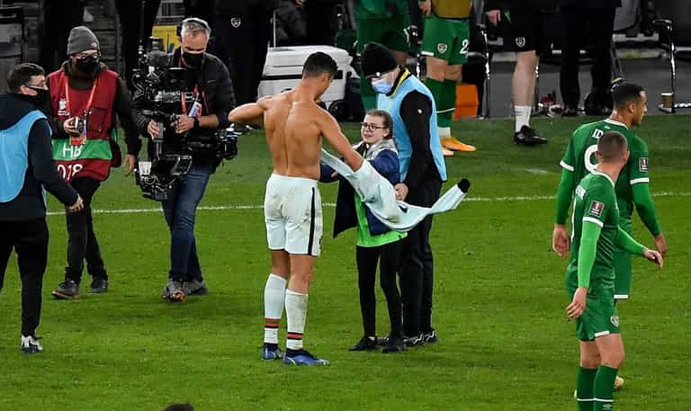 Young fan Ronaldo gave his jersey to reveals what he said to her Young fan Ronaldo gave his jersey to reveals what he said to her