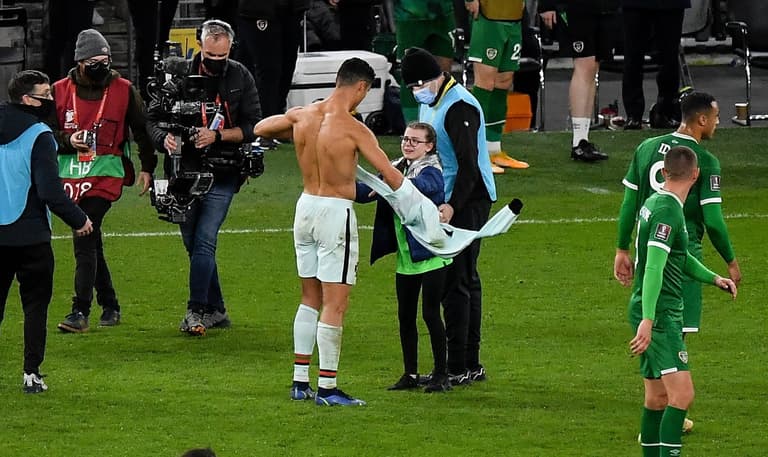 Young fan Ronaldo gave his jersey to reveals what he said to her Young fan Ronaldo gave his jersey to reveals what he said to her