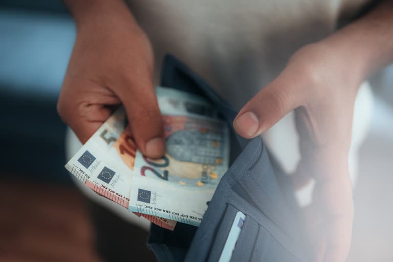 Irish workers’ wages struggling to keep up with inflation, experts say Irish workers’ wages struggling to keep up with inflation, experts say