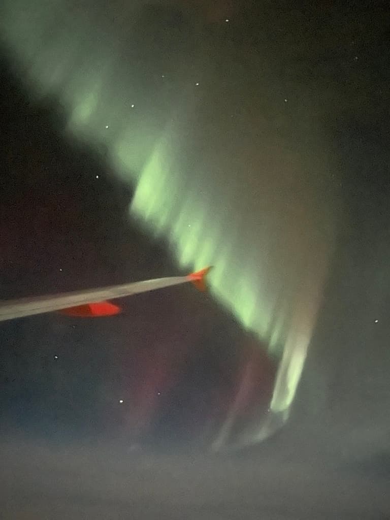 Pilot does 360 in mid-air so passengers can enjoy Northern Lights Pilot does 360 in mid-air so passengers can enjoy Northern Lights