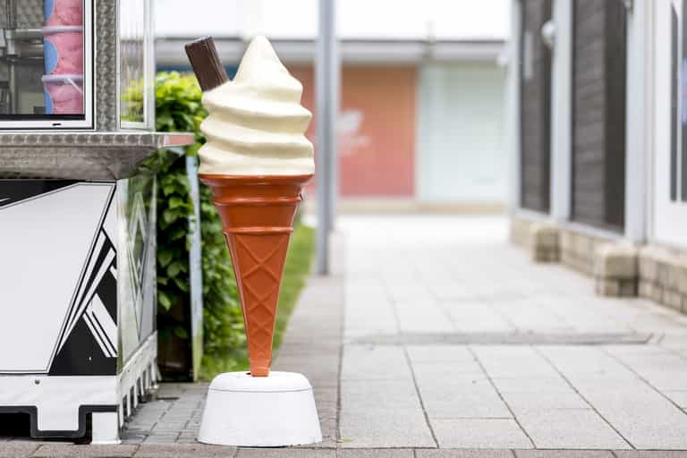 Gardaí search for thieves who stole giant ice cream from shop Gardaí search for thieves who stole giant ice cream from shop