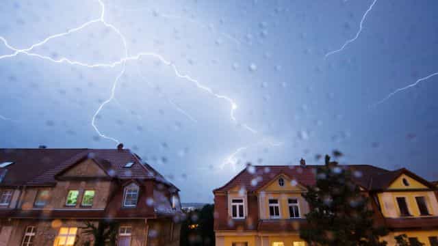 Met Éireann issues fresh thunderstorm warning for 13 counties Met Éireann issues fresh thunderstorm warning for 13 counties