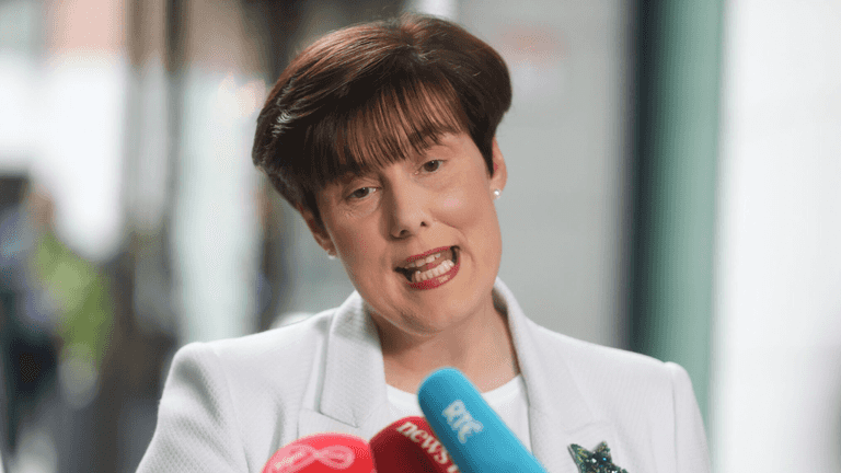Minister seeks “collective decision” from parents to ban smartphones from under 13s Minister seeks “collective decision” from parents to ban smartphones from under 13s