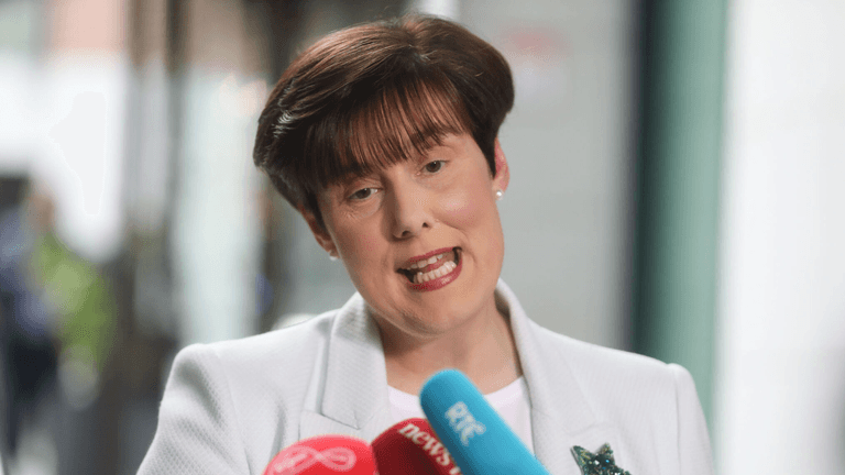 Minister seeks “collective decision” from parents to ban smartphones from under 13s Minister seeks “collective decision” from parents to ban smartphones from under 13s