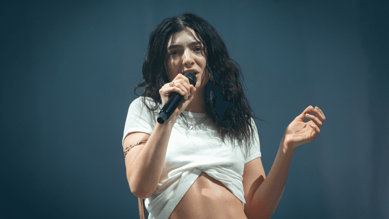Lorde fans left stunned as singer includes X-rated picture in new album vinyl