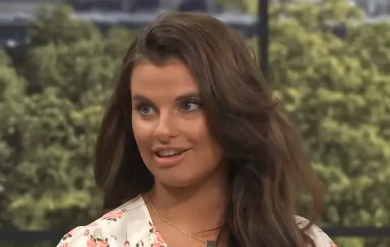 Woman who thought she needed ‘massive poo’ ended up giving birth in street Woman who thought she needed ‘massive poo’ ended up giving birth in street