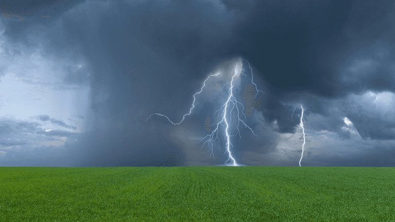 Met Éireann issues thunderstorm warning for today as ‘power outages’ possible Met Éireann issues thunderstorm warning for today as ‘power outages’ possible