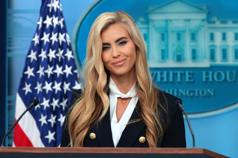 Trump’s new press secretary gives bizarre answer when asked if she’s a qualified lawyer Trump’s new press secretary gives bizarre answer when asked if she’s a qualified lawyer