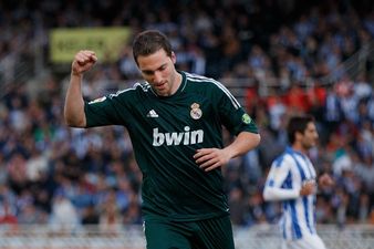 Wilshere says Higuain’s missus will be a popular picture in the changing room