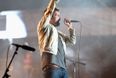 Video: Damon Albarn shows up at London pub, leads a rowdy rendition of ‘Parklife’