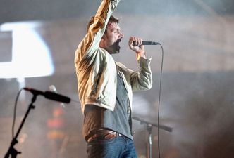 Video: Damon Albarn shows up at London pub, leads a rowdy rendition of ‘Parklife’
