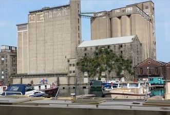 Video: Those crazy kids are jumping off buildings into the canal again
