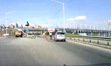 Video: Young cyclist has a brush with death