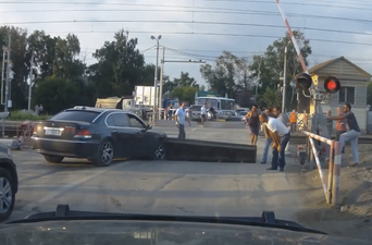 Video: BMW driver wrecks expensive 7 Series in low speed crash