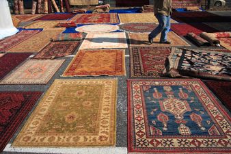 Video: Rug thief caught and wrapped up by shop owner