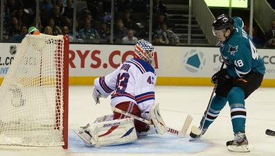 Video: Brilliant, between-the-legs, ice hockey goal