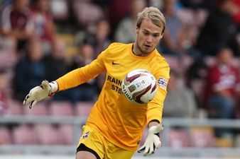 Pic: Scunthorpe goalkeeper poses for selfie DURING the match against Portsmouth