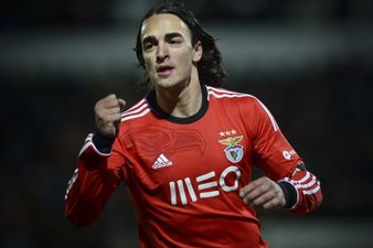 Video: Benfica goalie accidentally breaks trophy, then hands it to a teammate