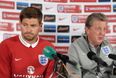 Vine: What the hell is Roy Hodgson trying to explain to Steven Gerrard?
