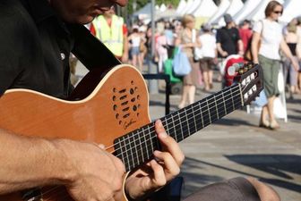 Tullamore D.E.W. and street performers team up for youbloom 2014