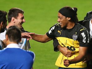 Video: Messi mobbed at Argentina training session and one of the fans looks very like Ronaldinho